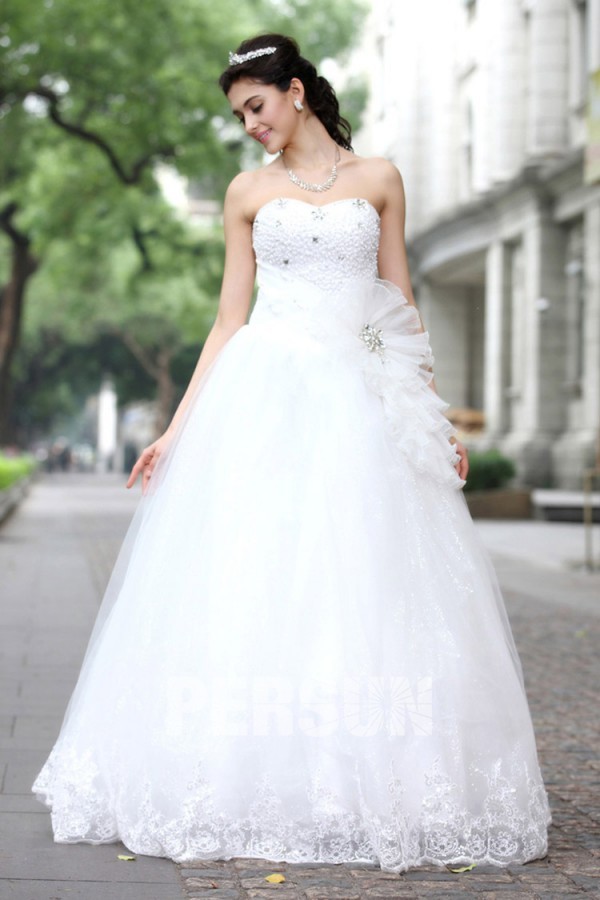 robe de mariée empire bustier coeur ornée de fleur