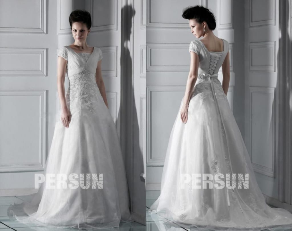 Robe mariée vintage luxueuse à ligne A à manches courtes encolure en V à traîne chapelle avec appliques